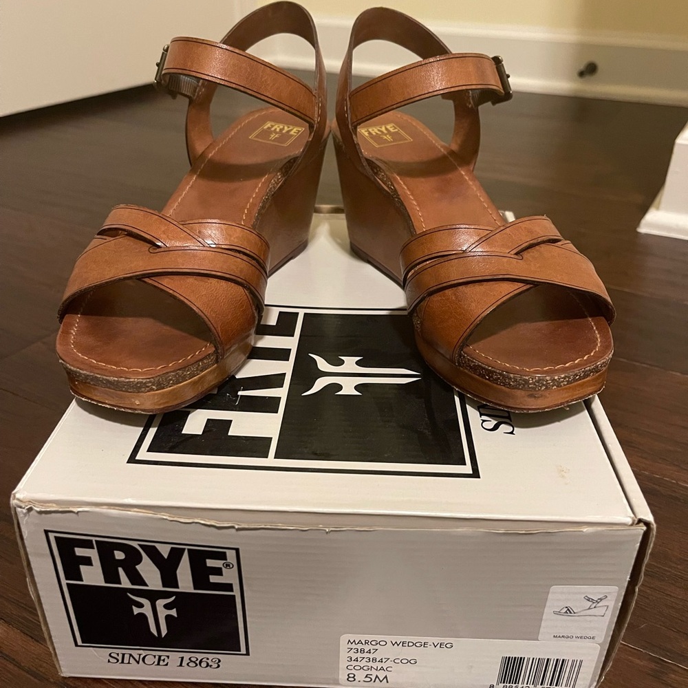Frye Margo Wedge in 8.5m in Cognac